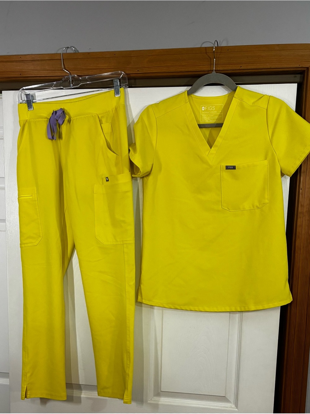 Figs lifesaver yellow scrub set size XS